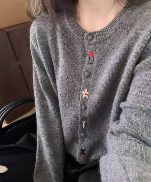 カーディガン アクセントボタンが効くニットカーディガン レディース