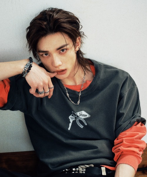 GUESS（ゲス） tシャツ 「Stray Kids / ストレイキッズ Hyunjin