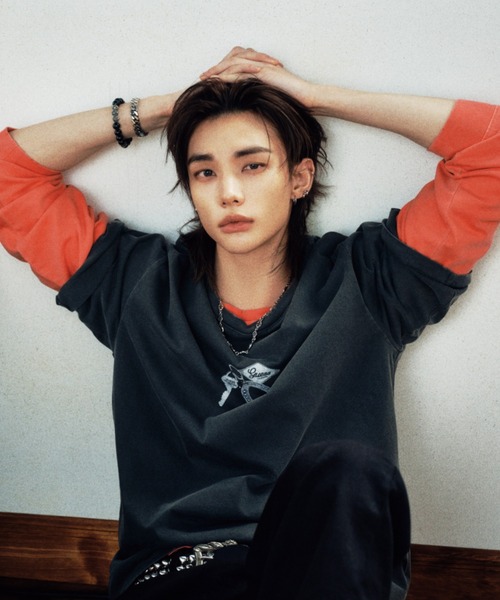 StrayKids スキズ GUESS ヒョンジン　着用　Tシャツ GUESS（ゲス） tシャツ 「Stray Kids / ストレイキッズ Hyunjin