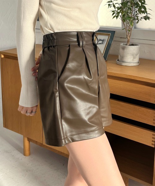 sheller 合成皮革 タック入りショートパンツ Mサイズ sheller 合成皮革 タック入りショートパンツ Mサイズ