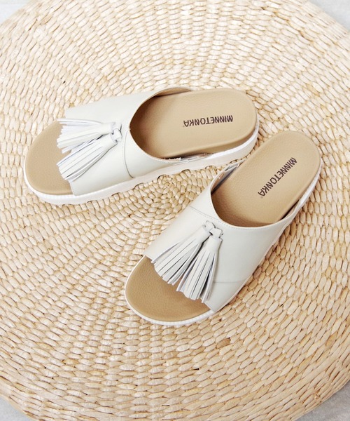 【新品】MINNETONKA(ミネトンカ)タッセルフラットサンダル ROWLA 新品】MINNETONKA(ミネトンカ)タッセルフラットサンダル ROWLA