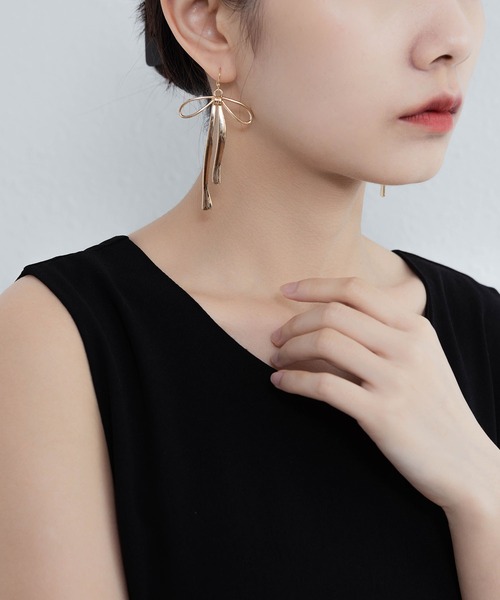 LA VORAGINE（ラ ヴォラジネ） ピアス 合金リボン型ピアス レディース