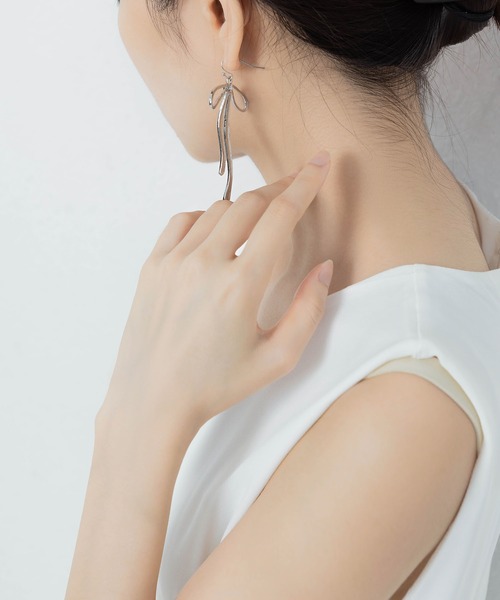 LA VORAGINE（ラ ヴォラジネ） ピアス 合金リボン型ピアス レディース