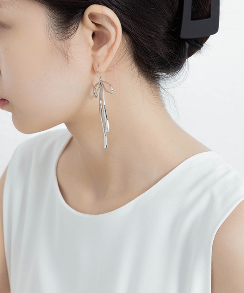 LA VORAGINE（ラ ヴォラジネ） ピアス 合金リボン型ピアス レディース