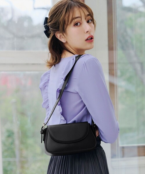 ショルダーバックを下げたプラチナフォックスさん 舟形 三日月型 牛革 ショルダーバッグ | 株式会社 ふく江 | Japan