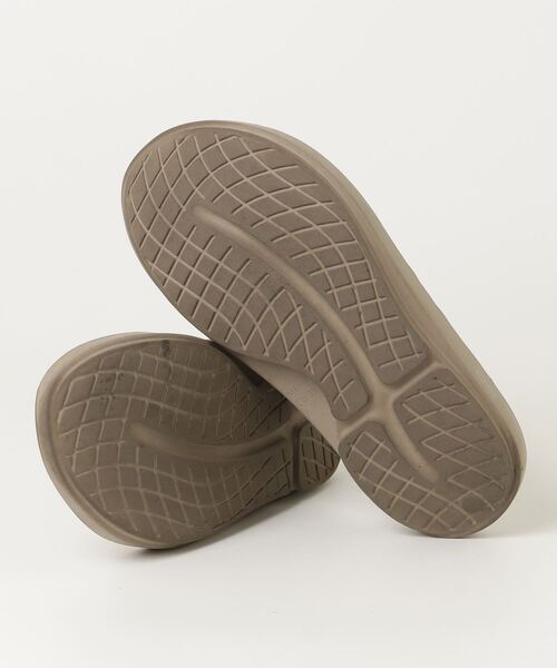 「OOFOS」 ビーチサンダル 6 ベージュ レディース_画像3