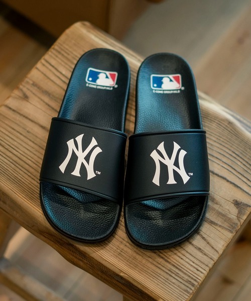 【きれいめファッション51選】上品さと清潔感をキープし MLB 「MLB/メジャーリーグベースボール」シャワー サンダル 靴