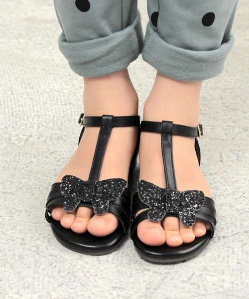 サンダル きらきらバタフライモチーフのフラットサンダル 21高い素材
