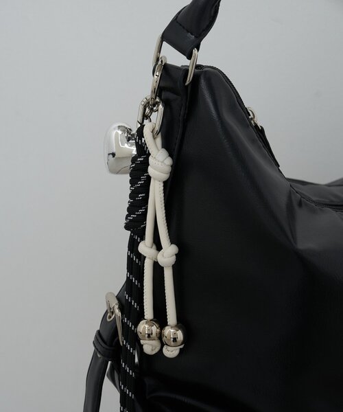 トートバッグ :新色追加！2サイズ展開！チャーム付きワンハンドルベルトデザインバック レディースの画像