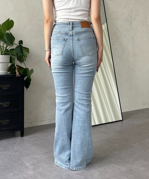 ジーンズ デニム デニムパンツ 「美脚見え」ロゴパッチ付きストレッチフレアデニム レディースの画像