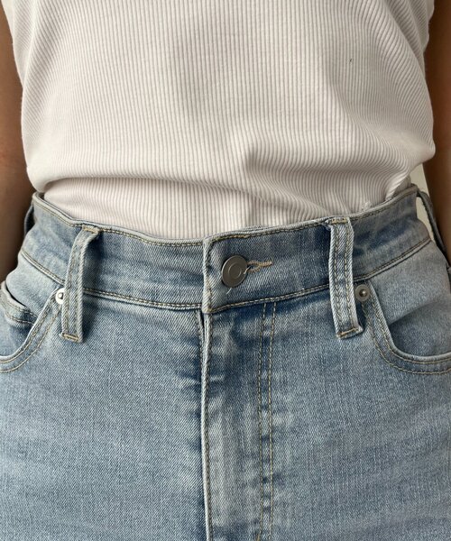ジーンズ デニム デニムパンツ 「美脚見え」ロゴパッチ付きストレッチフレアデニム レディースの画像