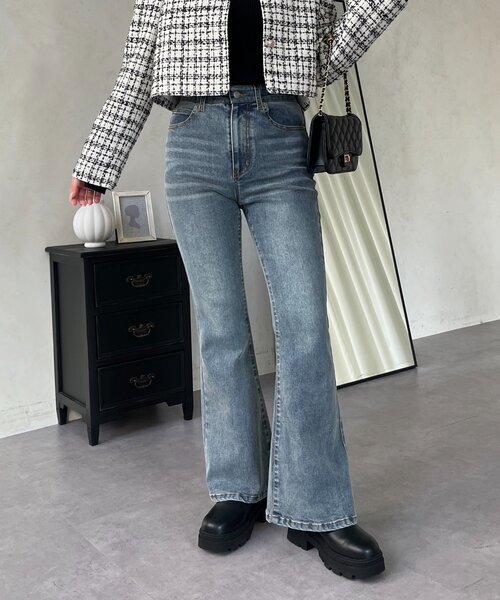 ジーンズ デニム デニムパンツ 「美脚見え」ロゴパッチ付きストレッチフレアデニム レディースの画像