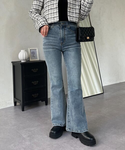 ジーンズ デニム デニムパンツ 「美脚見え」ロゴパッチ付きストレッチフレアデニム レディースの画像