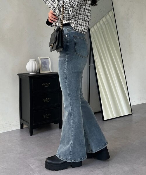 ジーンズ デニム デニムパンツ 「美脚見え」ロゴパッチ付きストレッチフレアデニム レディースの画像