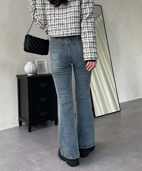ジーンズ デニム デニムパンツ 「美脚見え」ロゴパッチ付きストレッチフレアデニム レディースの画像