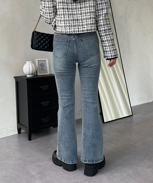 ジーンズ デニム デニムパンツ 「美脚見え」ロゴパッチ付きストレッチフレアデニム レディースの画像