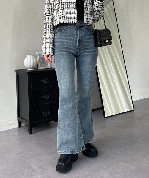 ジーンズ デニム デニムパンツ 「美脚見え」ロゴパッチ付きストレッチフレアデニム レディースの画像