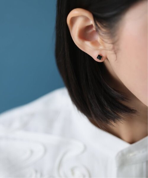 美品♡Lilasオニキスピラミッドモチーフ4mmピアス K10（両耳）　リラ オニキスピラミッドモチーフ4mmピアス K10（両耳）（ピアス（両