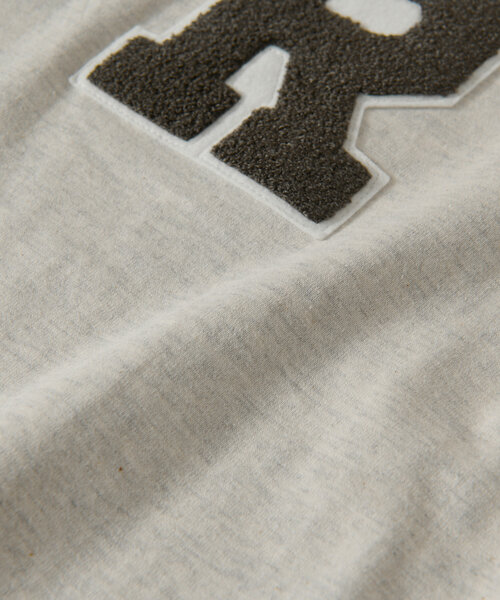 新品未使用タグ付き　リブドロワ　パイルワッペンロンTシャツ　チャコールグレー キャッチーなロゴが◎】パイルワッペンロンTee | RIVE DROITE