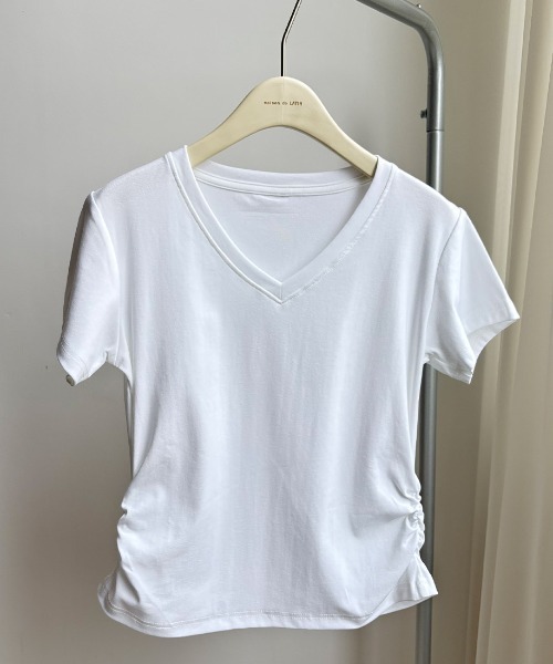 tシャツ スタイリッシュにオフィスシーンを演出するVネックTシャツ