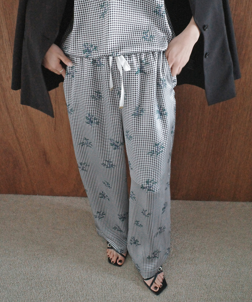 新品タグ付き　スローブイエナ　IENA製品染　イージーパンツ　36 完売品 SLOBE IENA（スローブイエナ） パンツ Margaux Dereume × SLOBE サテン