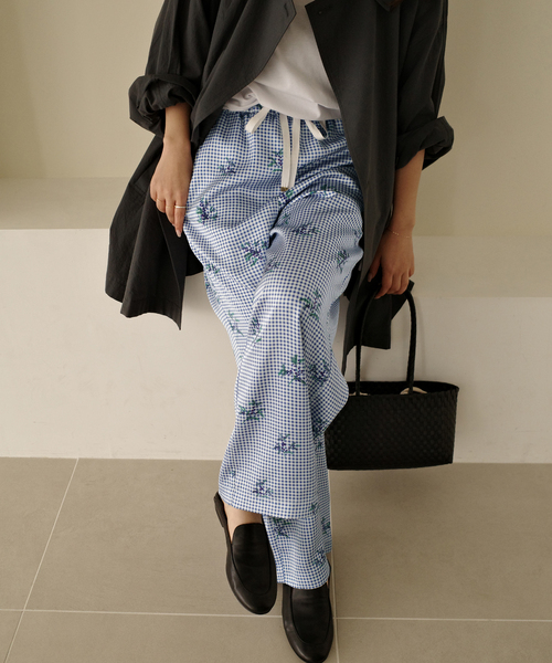 ワイドパンツ パンツ Margaux Dereume × SLOBE サテンイージーパンツ レディースの画像