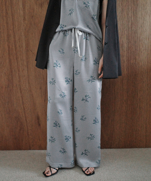 ワイドパンツ パンツ Margaux Dereume × SLOBE サテンイージーパンツ レディースの画像