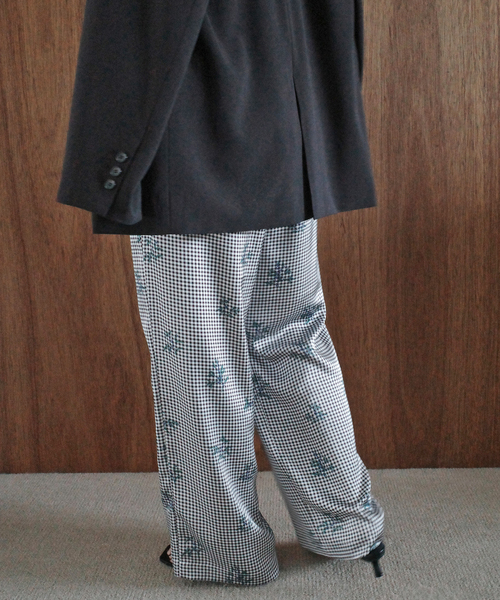 ワイドパンツ パンツ Margaux Dereume × SLOBE サテンイージーパンツ レディースの画像