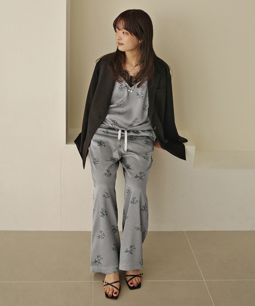 ワイドパンツ パンツ Margaux Dereume × SLOBE サテンイージーパンツ レディースの画像