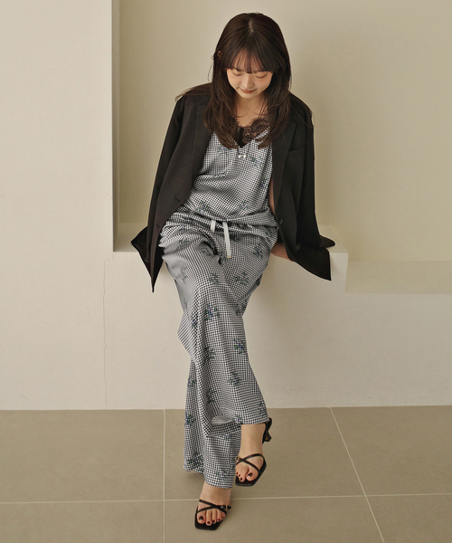 ワイドパンツ パンツ Margaux Dereume × SLOBE サテンイージーパンツ レディースの画像