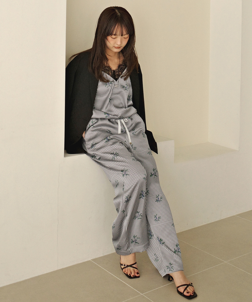 ワイドパンツ パンツ Margaux Dereume × SLOBE サテンイージーパンツ レディースの画像