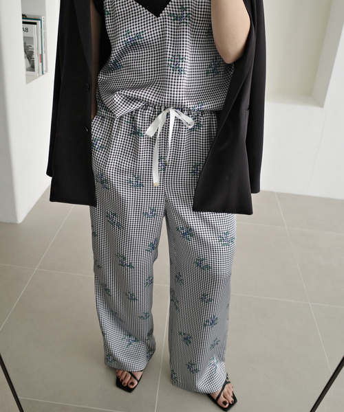 ワイドパンツ パンツ Margaux Dereume × SLOBE サテンイージーパンツ レディースの画像