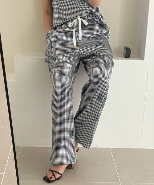ワイドパンツ パンツ Margaux Dereume × SLOBE サテンイージーパンツ レディースの画像