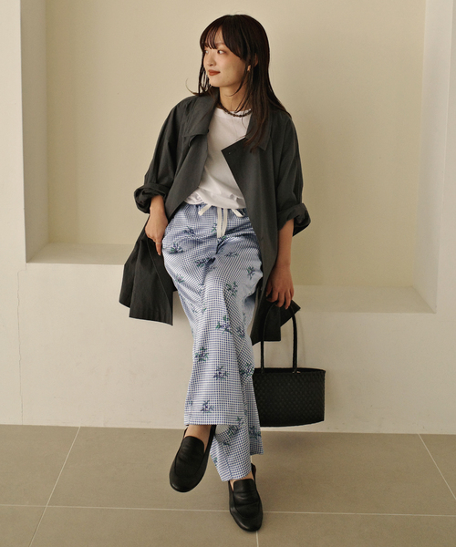 ワイドパンツ パンツ Margaux Dereume × SLOBE サテンイージーパンツ レディースの画像