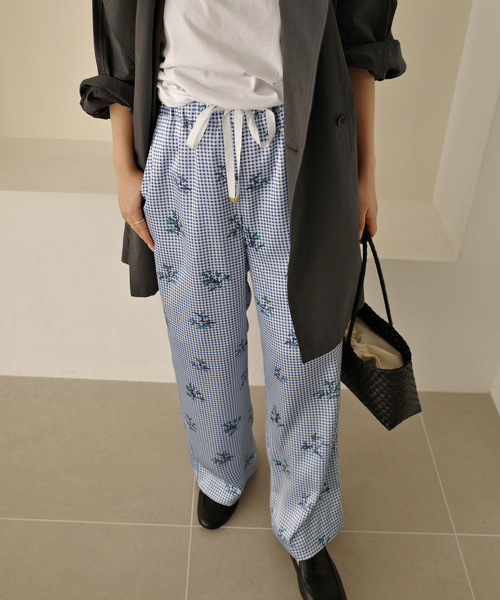 ワイドパンツ パンツ Margaux Dereume × SLOBE サテンイージーパンツ レディースの画像