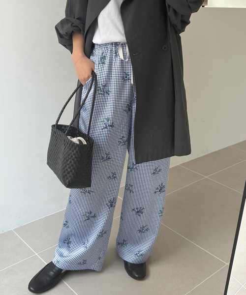 ワイドパンツ パンツ Margaux Dereume × SLOBE サテンイージーパンツ レディースの画像