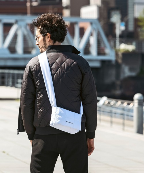 1PIU1UGUALE3 ブラックショルダーバッグ 1PIU1UGUALE3 RELAX 「1PIU1UGUALE3 RELAX 」 ショルダーバッグ ONE