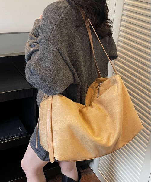 LA VORAGINE（ラ ヴォラジネ） ショルダーバッグ バッグ スエード大