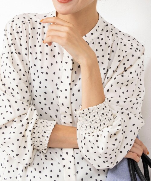 シャツ ブラウス 袖口シャーリングドットプリントブラウス 