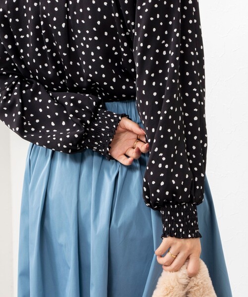 シャツ ブラウス 袖口シャーリングドットプリントブラウス 