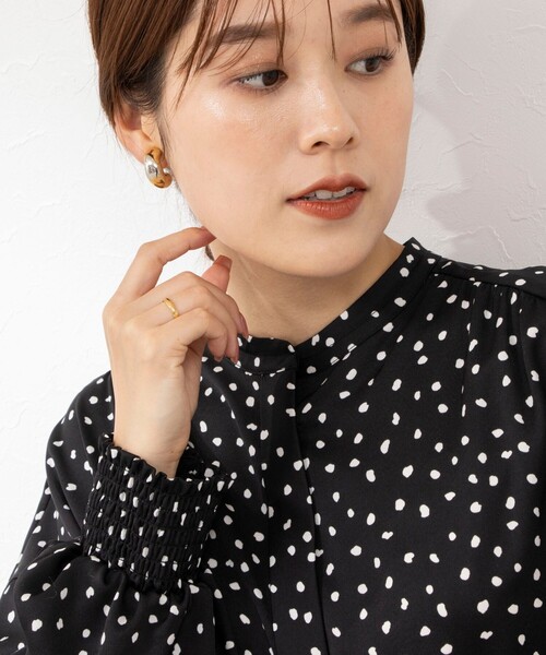 シャツ ブラウス 袖口シャーリングドットプリントブラウス 