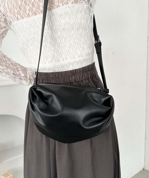 ★即購入OK ブラック ショルダーバッグ セール】ルーズビッグショルダーバッグ／たすき掛け／ビッグ／A4サイズ