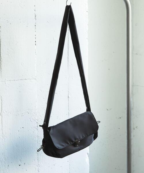 ブラックナイロンショルダーバッグ SENSE OF PLACE by URBAN RESEARCH ショルダーバッグ ナイロンフラップ
