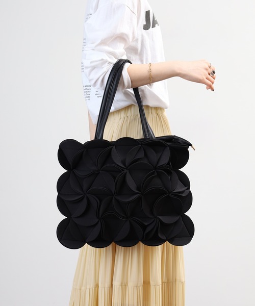 黒と花柄のレディースバック　okajima 手提げ 花柄型押しトートバッグ: レディースファッション／はぴねすくらぶ