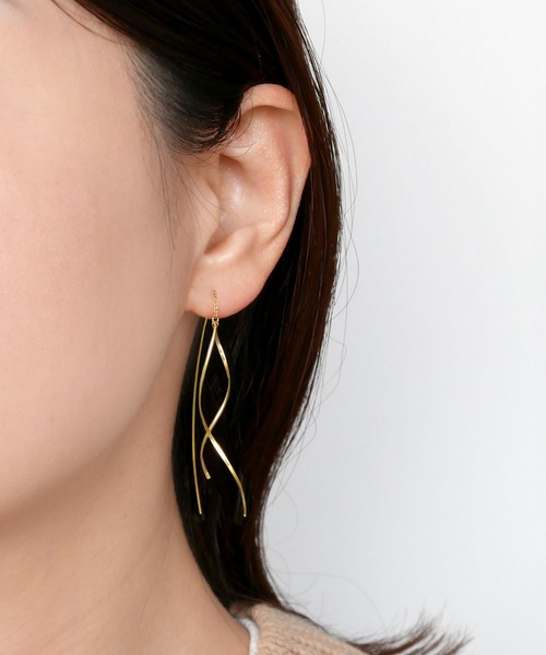ヴァンドーム青山　ロングピアス Holiday Limited》 縦に連なるひし形が、横顔にモダンな印象をまとわ