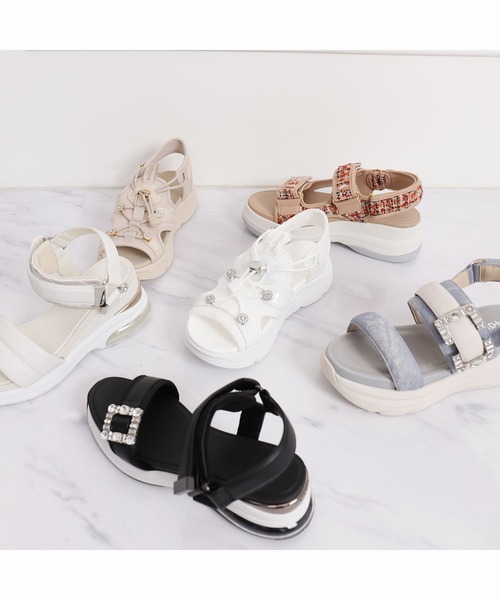 diana サンダル 「軽量」ビジューバックル付き フットベット