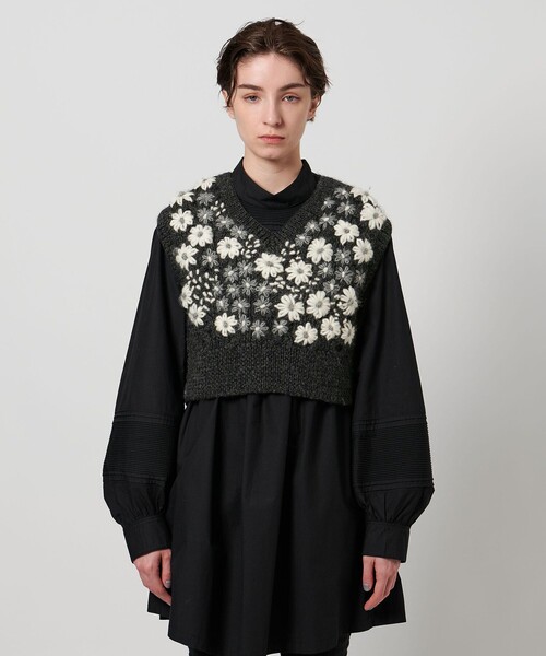 FEILER フェイラー　お花刺繍　ニットベスト　ウール　ブラック　花柄　前開き 40%OFF】Pheeta フィータ フラワー刺繍 ニット ベスト “Clara” ph014c