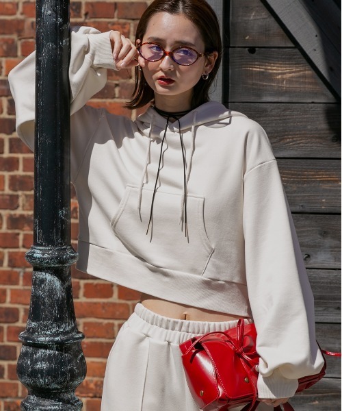 ad thie（アドティエ） パーカー ポケット付き 裏毛ショートフーディー