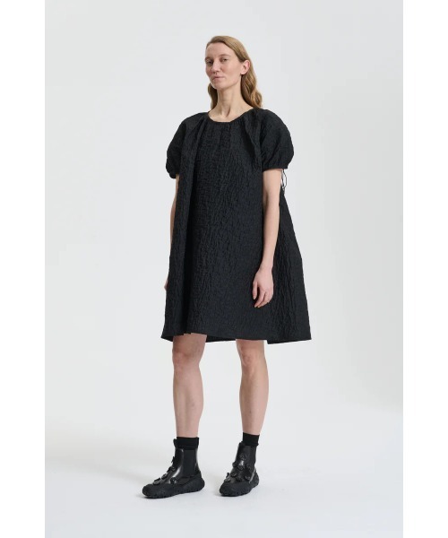 ワンピース 半袖 SHORT SLEEVE DRESS WITH BACK RUFFLE DETAIL