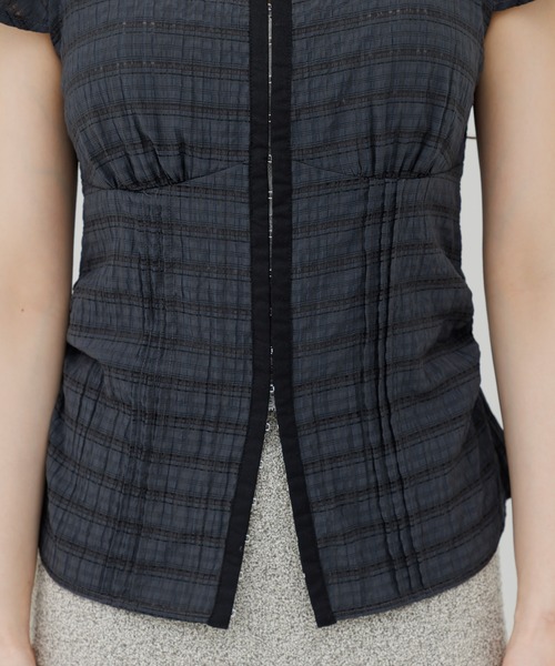 ブラウス シャツ 半袖 front hook ruffle shoulder tops（フロント